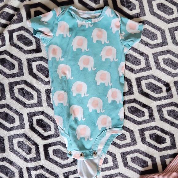 Carter's & Gerber Baby Onesies and Sleeper 6-9M. Lot of 3 - Picture 5 of 9